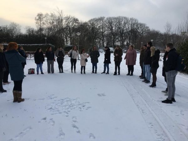 groep studenten buiten in sneeuw