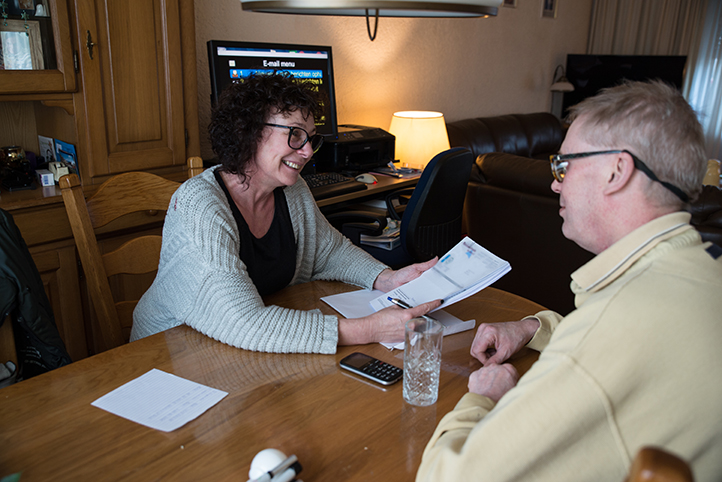 Hulp client aan tafel