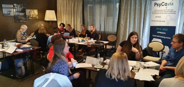 Groepen mensen houden paneldiscussie