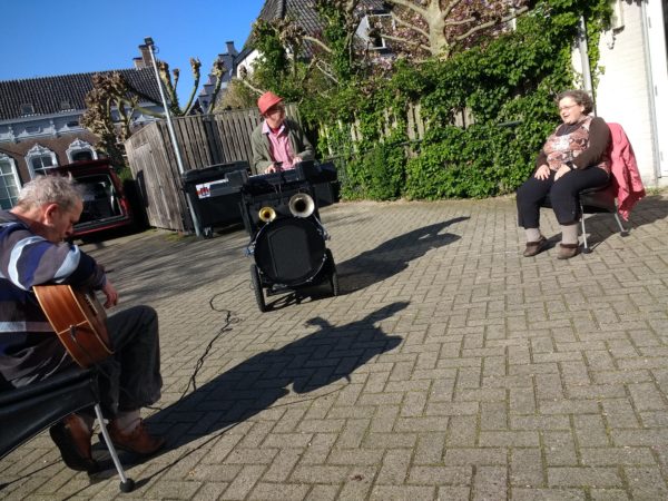 buitenmuziek met keyboard en gitaar
