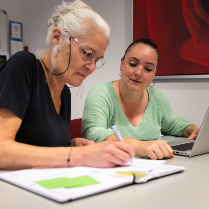 Website – samenwerken – 1000×1000 In elk team zijn er aanspreekpunten voor thema’s zoals kwaliteit, medicatie en het zorgdossier. Zij stemmen periodiek af met de adviseur kwaliteit en de kwaliteitsverpleegkundige. De adviseur kwaliteit ontwikkelt of actualiseert beleid op basis van landelijke ontwikkelingen en kaders. De kwaliteitsverpleegkundige verbindt beleid en praktijk en ondersteunt teams bij professionalisering. De manager zorginhoud en expertise maakt deel uit van het strategisch team en zorgt voor samenhang en ontwikkeling op strategisch vlak.